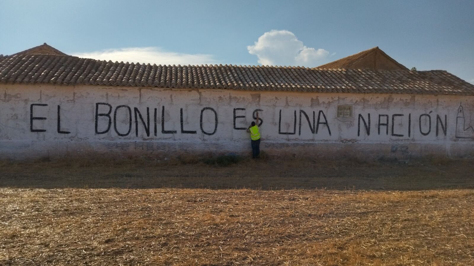 Pintada «El Bonillo es una nación» en una tapia del pueblo