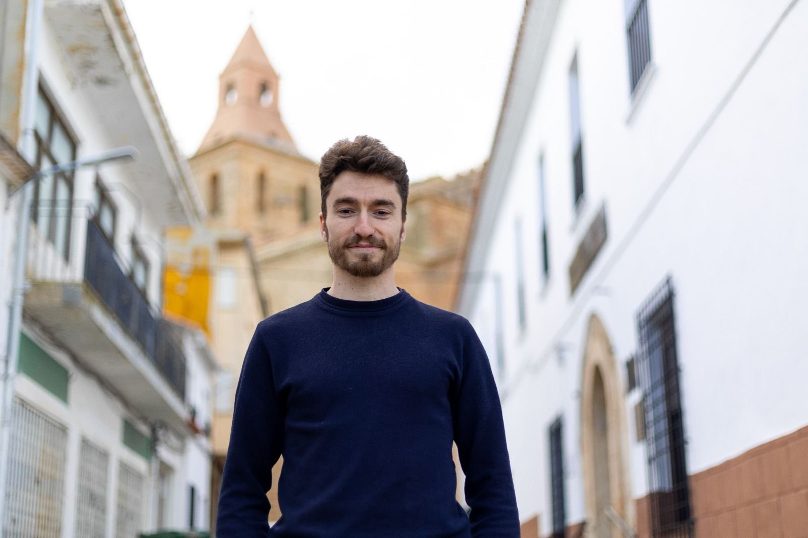 Francisco Javier Blázquez Martínez en la calle de la sede del partido