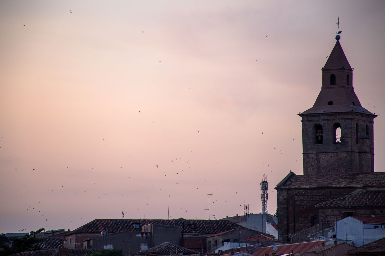 Torre de la iglesia de El Bonillo al atardecer